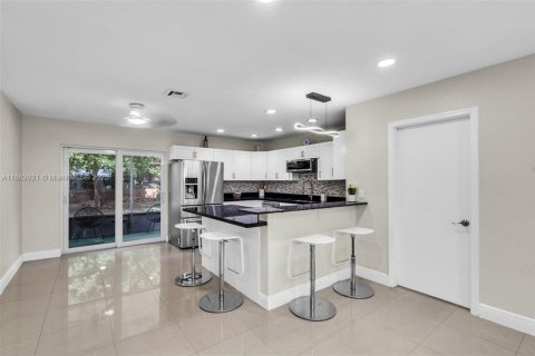 House in Dania Beach, Florida 3 bedrooms, 115.57 sq.m. № 1890162 - photo 7