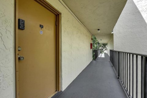 Copropriété à vendre à Tamarac, Floride: 2 chambres, 95.69 m2 № 2146760 - photo 11