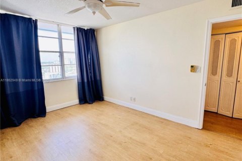 Condominio en alquiler en Hallandale Beach, Florida, 2 dormitorios, 121.79 m2 № 1981055 - foto 14