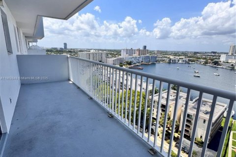 Condominio en alquiler en Hallandale Beach, Florida, 2 dormitorios, 121.79 m2 № 1981055 - foto 24