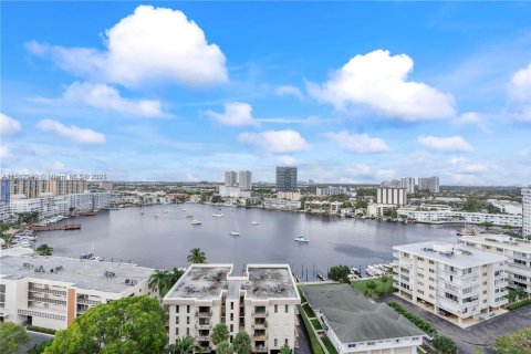 Condominio en alquiler en Hallandale Beach, Florida, 2 dormitorios, 121.79 m2 № 1981055 - foto 2