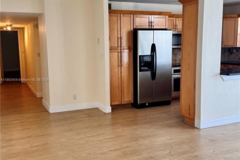 Condominio en alquiler en Hallandale Beach, Florida, 2 dormitorios, 121.79 m2 № 1981055 - foto 11