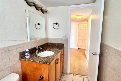 Condominio en alquiler en Hallandale Beach, Florida, 2 dormitorios, 121.79 m2 № 1981055 - foto 18