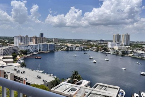 Condominio en alquiler en Hallandale Beach, Florida, 2 dormitorios, 121.79 m2 № 1981055 - foto 25