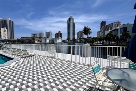 Condominio en alquiler en Hallandale Beach, Florida, 2 dormitorios, 121.79 m2 № 1981055 - foto 28