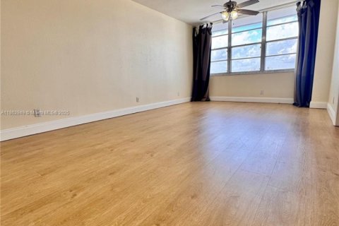 Condominio en alquiler en Hallandale Beach, Florida, 2 dormitorios, 121.79 m2 № 1981055 - foto 15