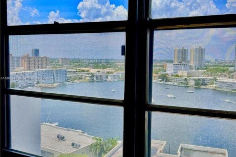 Condominio en alquiler en Hallandale Beach, Florida, 2 dormitorios, 121.79 m2 № 1981055 - foto 20
