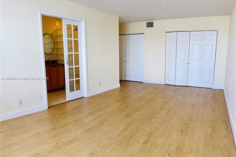 Condominio en alquiler en Hallandale Beach, Florida, 2 dormitorios, 121.79 m2 № 1981055 - foto 22