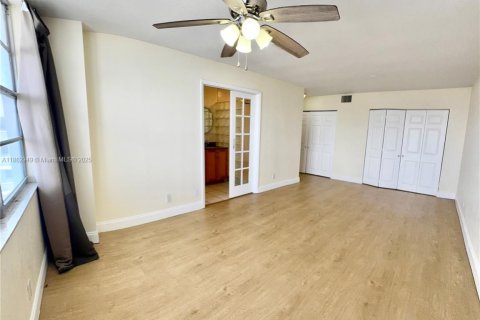 Condominio en alquiler en Hallandale Beach, Florida, 2 dormitorios, 121.79 m2 № 1981055 - foto 21