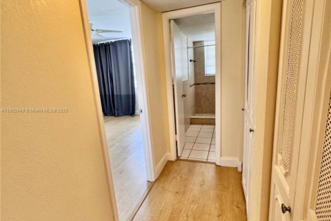 Condominio en alquiler en Hallandale Beach, Florida, 2 dormitorios, 121.79 m2 № 1981055 - foto 13