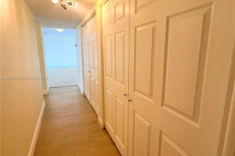 Condominio en alquiler en Hallandale Beach, Florida, 2 dormitorios, 121.79 m2 № 1981055 - foto 19