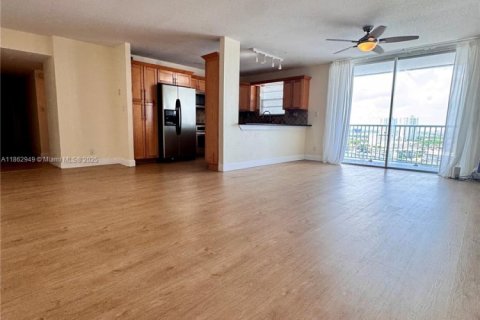 Condominio en alquiler en Hallandale Beach, Florida, 2 dormitorios, 121.79 m2 № 1981055 - foto 12