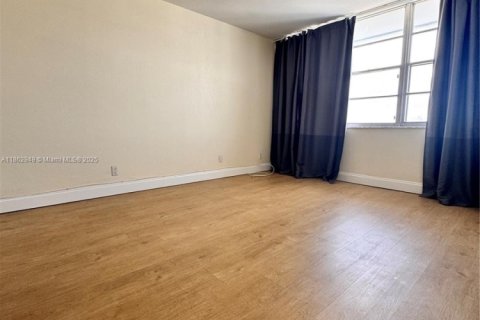 Condominio en alquiler en Hallandale Beach, Florida, 2 dormitorios, 121.79 m2 № 1981055 - foto 16