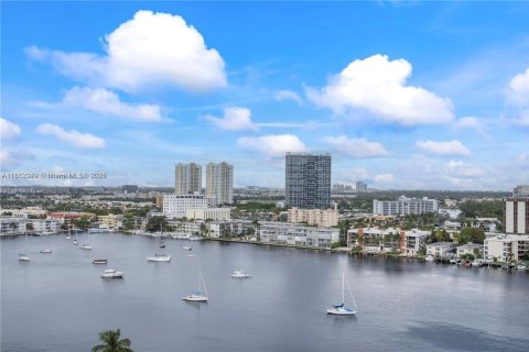 Condominio en alquiler en Hallandale Beach, Florida, 2 dormitorios, 121.79 m2 № 1981055 - foto 1