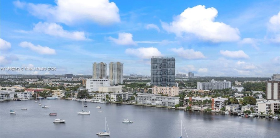 Condominio en Hallandale Beach, Florida, 2 dormitorios  № 1981055