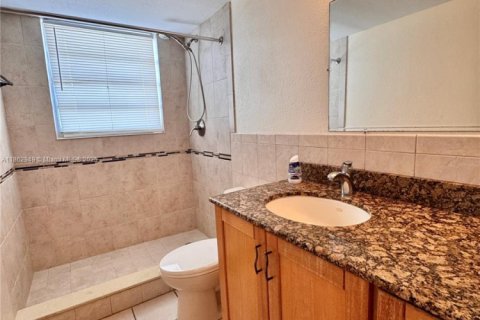 Condominio en alquiler en Hallandale Beach, Florida, 2 dormitorios, 121.79 m2 № 1981055 - foto 17