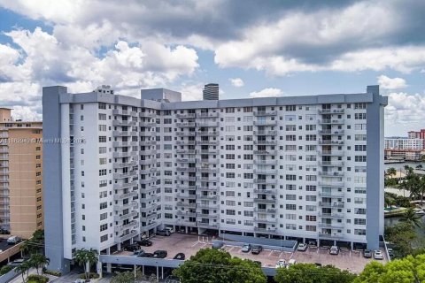 Condominio en alquiler en Hallandale Beach, Florida, 2 dormitorios, 121.79 m2 № 1981055 - foto 4