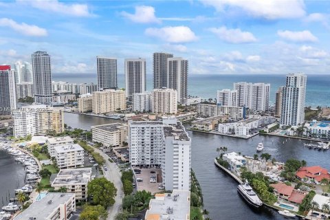 Condominio en alquiler en Hallandale Beach, Florida, 2 dormitorios, 121.79 m2 № 1981055 - foto 3