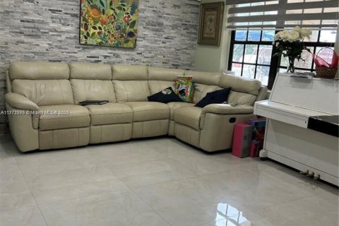 Villa ou maison à vendre à Hialeah, Floride: 4 chambres, 167.5 m2 № 1939775 - photo 2