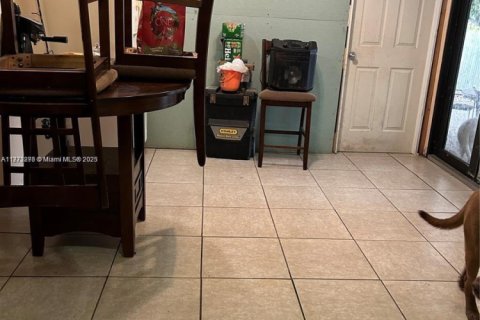 House in Hialeah, Florida 4 bedrooms, 167.5 sq.m. № 1939775 - photo 9