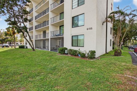 Condominio en venta en Tamarac, Florida, 2 dormitorios, 92.44 m2 № 1990482 - foto 3