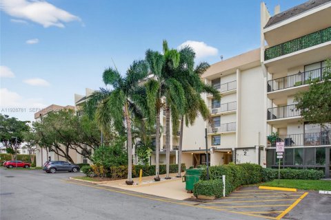 Condominio en venta en Tamarac, Florida, 2 dormitorios, 92.44 m2 № 1990482 - foto 1