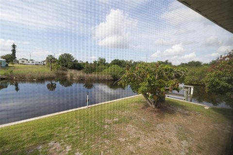 House in Punta Gorda, Florida 2 bedrooms, 80.27 sq.m. № 2231988 - photo 9