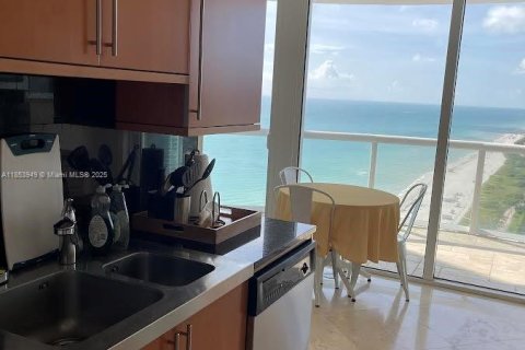 Condominio en alquiler en Miami Beach, Florida, 1 dormitorio, 106.93 m2 № 1871980 - foto 1
