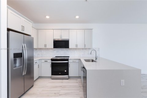 Adosado en alquiler en Pembroke Pines, Florida, 4 dormitorios, 168.62 m2 № 1989482 - foto 8