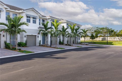 Adosado en alquiler en Pembroke Pines, Florida, 4 dormitorios, 168.62 m2 № 1989482 - foto 1