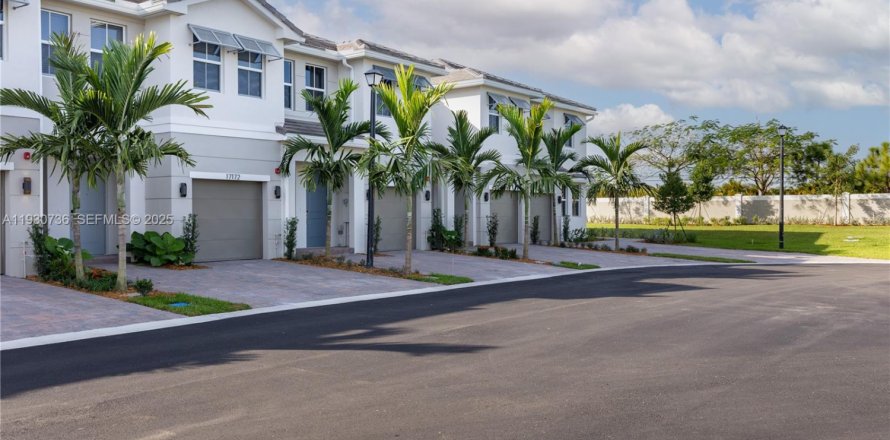 Adosado en Pembroke Pines, Florida 4 dormitorios, 168.62 m2 № 1989482