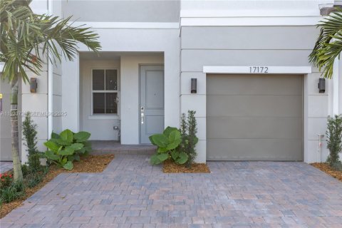 Adosado en alquiler en Pembroke Pines, Florida, 4 dormitorios, 168.62 m2 № 1989482 - foto 2