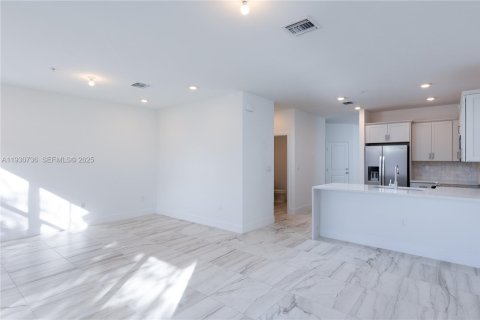 Adosado en alquiler en Pembroke Pines, Florida, 4 dormitorios, 168.62 m2 № 1989482 - foto 5