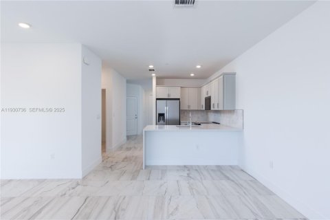 Adosado en alquiler en Pembroke Pines, Florida, 4 dormitorios, 168.62 m2 № 1989482 - foto 4