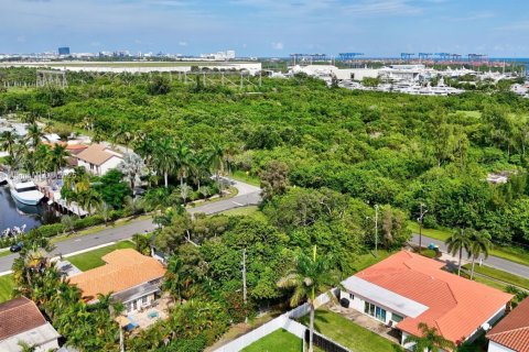 House in Dania Beach, Florida 3 bedrooms, 133.59 sq.m. № 1775234 - photo 12
