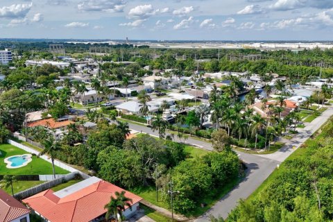 House in Dania Beach, Florida 3 bedrooms, 133.59 sq.m. № 1775234 - photo 14