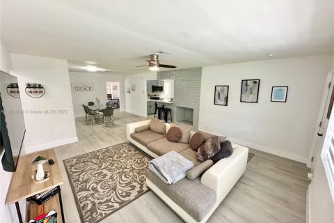 House in Dania Beach, Florida 3 bedrooms, 133.59 sq.m. № 1775234 - photo 16
