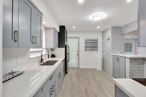 House in Dania Beach, Florida 3 bedrooms, 133.59 sq.m. № 1775234 - photo 27