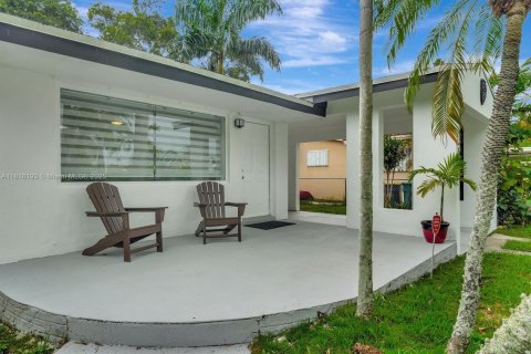 House in Dania Beach, Florida 3 bedrooms, 133.59 sq.m. № 1775234 - photo 8