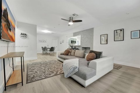 House in Dania Beach, Florida 3 bedrooms, 133.59 sq.m. № 1775234 - photo 20