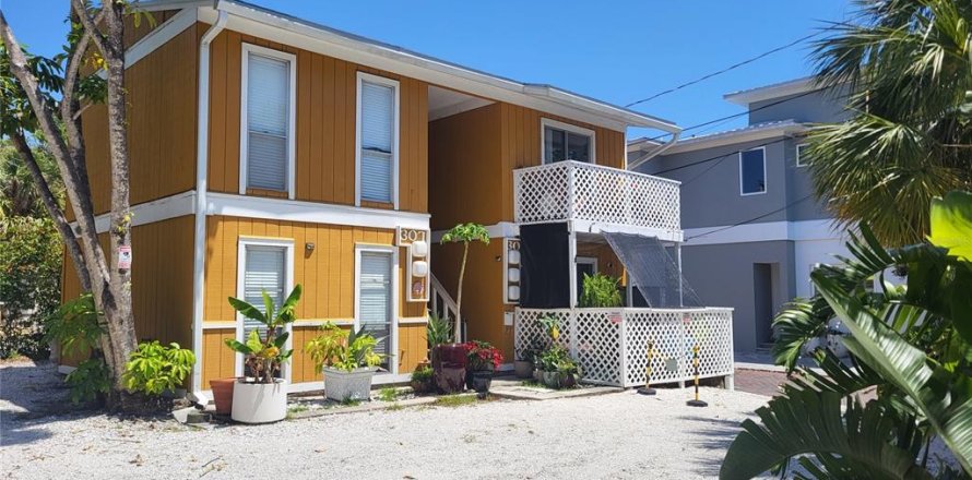 Commercial property in Sarasota, Florida 4 bedrooms, 308.44 sq.m. № 2108333