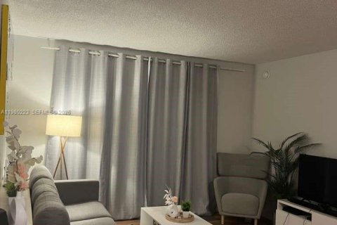 Copropriété à louer à Hollywood, Floride: 1 chambre, 70.14 m2 № 2043949 - photo 4