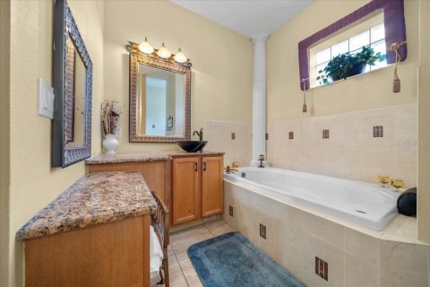 House in Weeki Wachee, Florida 3 bedrooms, 219.62 sq.m. № 1882825 - photo 29