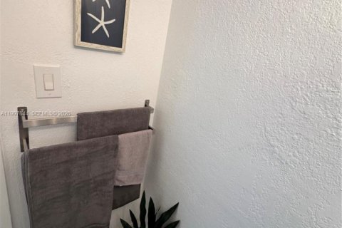 Condo in Hollywood, Florida  № 2059663 - photo 16