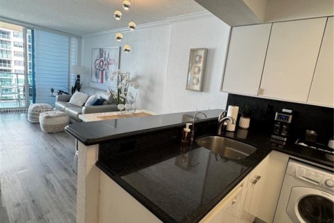 Condo in Hollywood, Florida  № 2059663 - photo 11