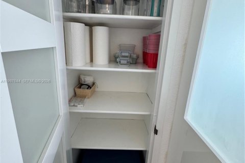 Condo in Hollywood, Florida  № 2059663 - photo 17