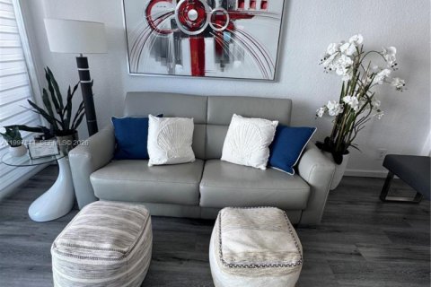 Condo in Hollywood, Florida  № 2059663 - photo 5