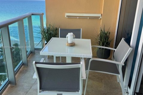 Condo in Hollywood, Florida  № 2059663 - photo 2