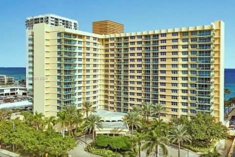 Condo in Hollywood, Florida  № 2059663 - photo 21