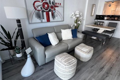 Condo in Hollywood, Florida  № 2059663 - photo 4